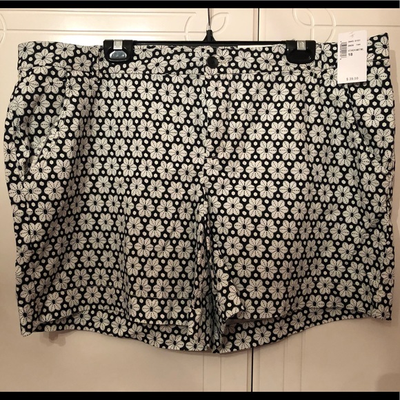 Floral mid rise shorts - Picture 1 of 5